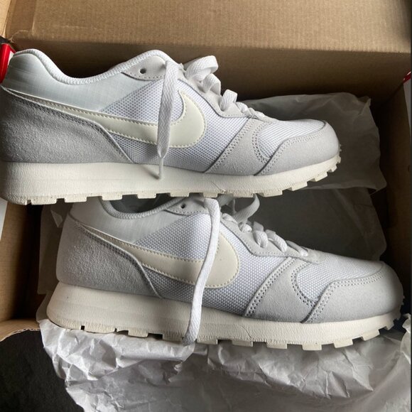 Nike Women's MD Runner 2 (Size 8.5 US Womens) - Picture 2 of 5